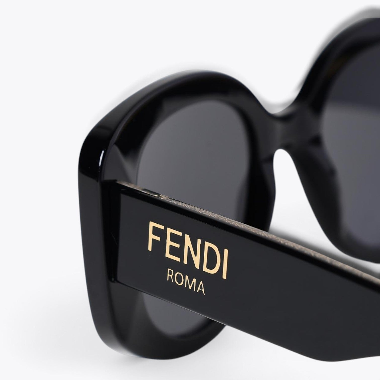 Fendi Roma FE40137I
